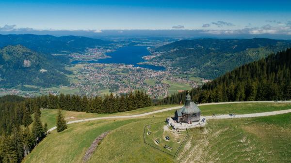 Bild 1 von 1: Die Wallberg-Kapelle. Seit Ende der fünfziger Jahre  betreibt der Bayerische Rundfunk am Sender Wallberg auf dem 1.722 Meter hohen Wallberg im Mangfallgebirge eine Sendeanlage für diese Region.