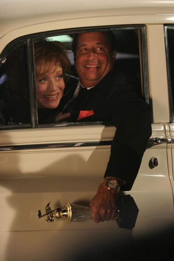 Bild 1 von 13: Evelyn (Holland Taylor, l.) genießt das Rampenlicht mit Gewinner Archie (Jon Lovitz, r.) ...