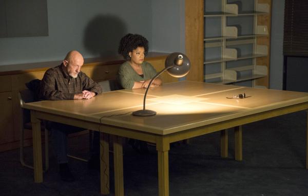 Bild 1 von 20: Shirley (Yvette Nicole Brown, r.) hat einen Blaupause-Plan des Colleges besorgt, damit sie, Hickey (Jonathan Banks, l.) und der Rest der Gruppe das alte Computerlabor des ersten Deans von Greendale finden können ...
