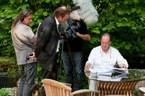 Bild 1 von 7: Im Bild:  Kameraassistent Albrecht Klinger, Regisseur Günter Schilhan und Kameramann Erhard Seidl mit Nikolaus Harnoncourt bei Dreharbeiten .