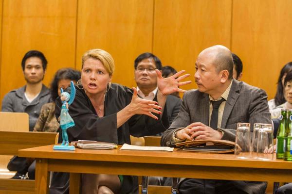 Bild 1 von 26: Danni (Annette Frier, l.) hat ihren Klapptisch im Freien aufgestellt und ihrem ersten Outdoor-Mandanten, dem Chinesen Yingpeng Sang (Lobo Chan, r.), wird Produktpiraterie vorgeworfen. Doch wird sie ihm ohne Chinesisch behilflich sein können?