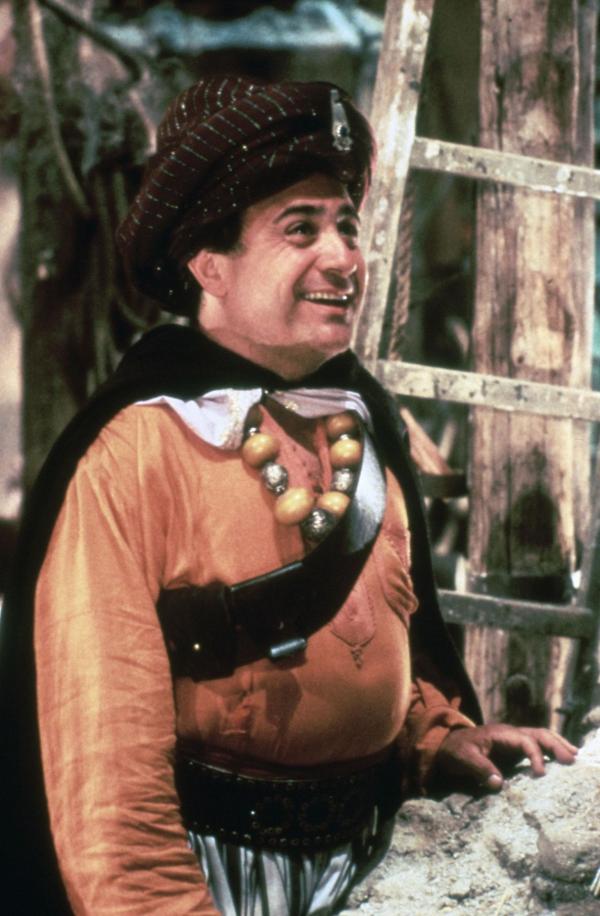 Bild 1 von 6: Auf der Suche nach dem Juwel vom Nil schließt sich Ralph (Danny DeVito) wilden Rebellen an. Dennoch bleibt er Joan und Jack auf ihrer Flucht durch heißen Wüstensand und unwegsames Gebirge dicht auf den Fersen ...