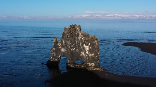 Bild 1 von 4: Lavafels-Formation Hvítserkur im Nordwesten Islands.