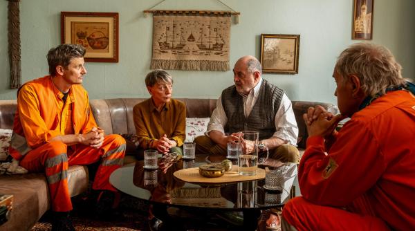 Bild 1 von 21: Werner (Uwe Ochsenknecht, re.) und Motte (Marc Oliver Schulze, li.) wollen im Streit zwischen Janis (Jürgen Haug) und Christel (Eva Weißenborn) und ihrem Sohn Martin vermitteln.