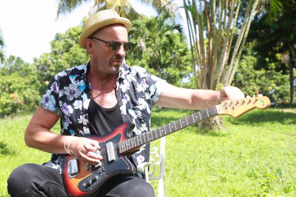 Bild 1 von 8: Stevie Smith (Francis Magee) war im Laufe seiner Musikkarriere nicht immer ein einfacher Charakter. Doch gerade als er sein Leben in den Griff bekommen hat und sich voll und ganz auf die Musik konzentrierte, wurde er getötet.