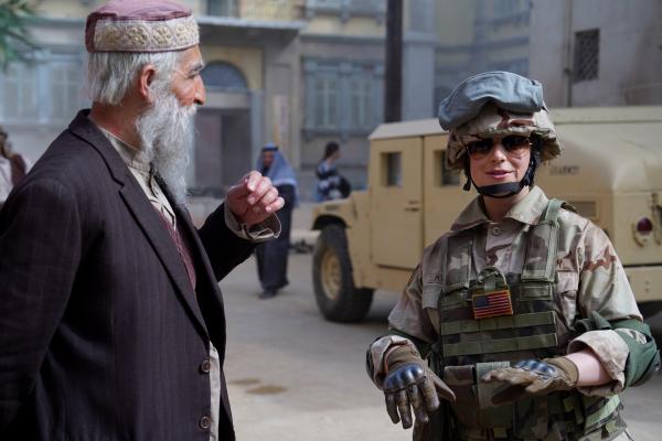 Bild 1 von 7: Lieutenant Kramer (Lou Strenger, r.) bespricht den Unfallhergang mit dem irakischen Augenzeugen (Komparse, l.). Dabei kommen aber ganz andere Dinge ans Licht.