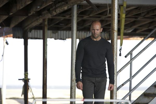 Bild 1 von 13: Als Arthur (Jason Statham) zufällig einen der Männer entdeckt, von denen er dachte, dass sie bei der Südafrika-Mission getötet worden seien, erfährt er, dass nicht Harry die Mission verraten und verkauft hat, sondern Dean es war. Der Dean, der ihn anheuerte, Harry zu töten ...
