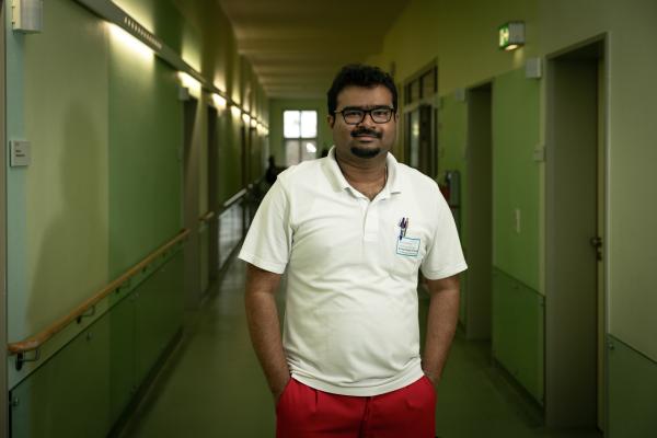 Bild 1 von 13: Anoop Puritipati (35) stammt aus der indischen Zehnmillionen-Metropole Hyderabad und lebt und arbeitet seit fünf Jahren in Wriezen. Er macht hier seine Facharztausbildung zum Gastroenterologen und will 2026 seine Prüfung ablegen.