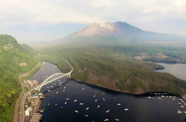 Bild 1 von 4: Luftaufnahme auf die Zenzaki-Brücke und den Sakurajima: Der Vulkan gilt als besonders bedrohlich.