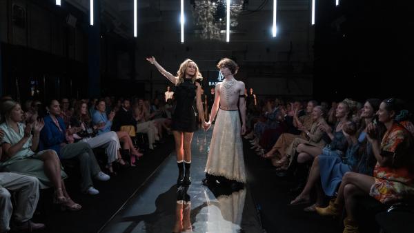 Bild 1 von 7: Die Fashion Show der Modedesignerin Bastienne (Kristina Korsholm) ist begehrt - und der Konkurrenzdruck unter den Models, auch bei Jonathan (Oskar Ruskjær), entsprechend groß. Musste deshalb einer von ihnen sterben?