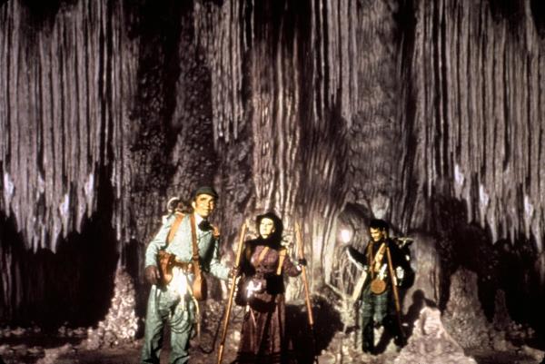 Bild 1 von 5: In einem Klumpen Lava macht der Edinburgher Professor Sir Oliver Lindenbrook (James Mason, l.) eine geheimnisvolle Entdeckung