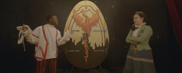 Bild 1 von 6: Will (Nana Agyeman-Bediako) möchte Josie (Yuki Sutton) und das Publikum mit einer besonderen Vorstellung beeindrucken - der gefährliche Phönix-Trick scheint da gerade gut genug zu sein.