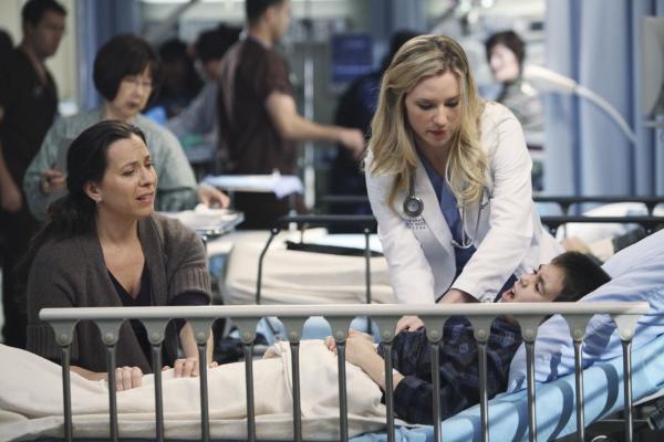 Bild 1 von 43: Lexie (Chyler Leigh, M.) kümmert sich um Noah (Aidan Walter, r.), der mit Schmerzen ins Seattle Grace Hospital eingeliefert wurde, während seine Mutter Kelly (Moon Zappa, l.) sich große Sorgen macht ...