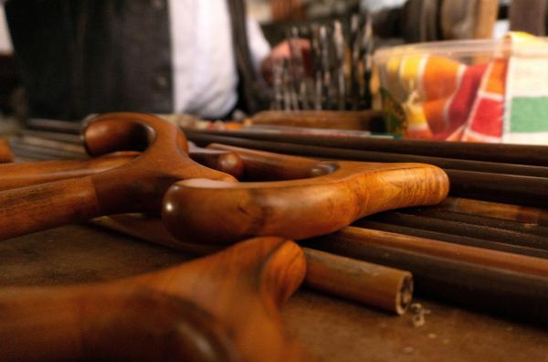 Bild 1 von 8: Schirmgriffe aus Holz: Bei den Holzarbeiten kommt eine über 100 Jahre alte Schirmmachermaschine zum Einsatz.