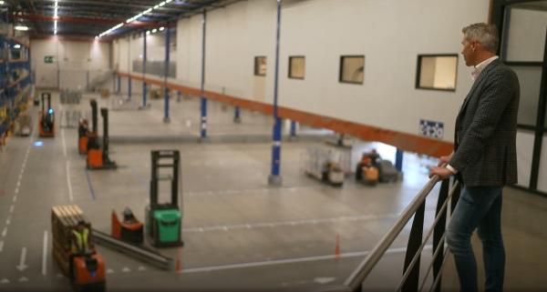 Bild 1 von 5: In den Verteilzentren von Action setzen der Anspruch an Effizienz und Produktivität die Mitarbeiterinnen und Mitarbeiter unter Druck.