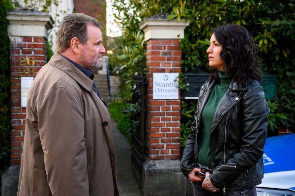 Bild 1 von 15: Kompetenzgerangel hin oder her, am Ende lösen Jan Brockhorst (Felix Vörtler) und Muriel Danneberg (Eva Meckbach) den Fall gemeinsam.