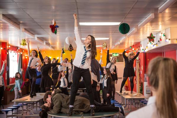 Bild 1 von 12: Unbeschwert tanzen Anna (Ella Hunt) und ihre Mitschüler in der Schulkantine und singen über das Leben und die Liebe.