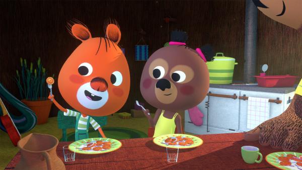 Bild 1 von 1: Edmund und Luzie lassen sich Baldurs leckere Karotten schmecken.