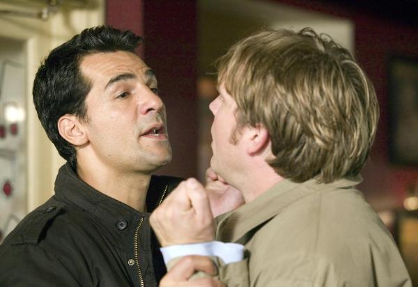 Bild 1 von 22: Im Bild: Der betrunkene Klaus (Pierre Besson, re.) legt sich mit Brian (Erol Sander) an.