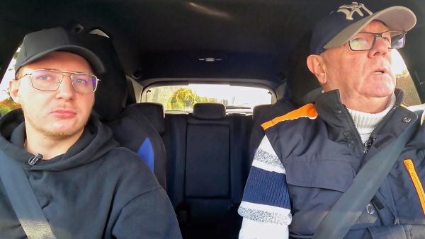 Bild 1 von 3: Jonas (li.) übt mit Lothar für seinen Führerschein, um seine Prüfungsangst zu überwinden. Sie fahren eine spezielle Strecke ab, um alle wichtigen Punkte zu beachten, während Jonas auch sein Theoriewissen vertieft.