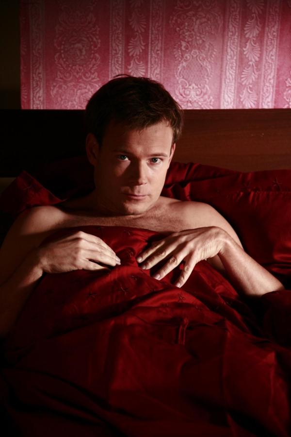 Bild 1 von 10: Mathias (Mathias Schlung) liegt auch schlecht gelaunt im Bett.