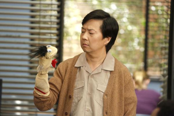 Bild 1 von 18: Die Puppentherapie soll auch Chang (Ken Jeong) helfen sich klar auszudrücken ...