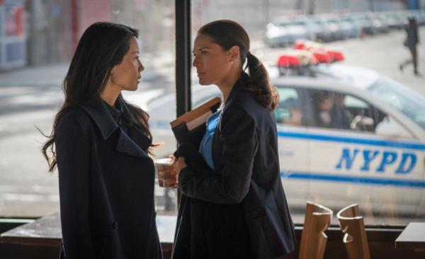 Bild 1 von 11: Joan (Lucy Liu, l.) wird von der NYPD-Polizistin Cortes (Monique Gabriela Curnen, r.) um Hilfe in einem ihrer Fälle geben, doch kann Watson den Motiven ihrer Rivalin wirklich trauen?