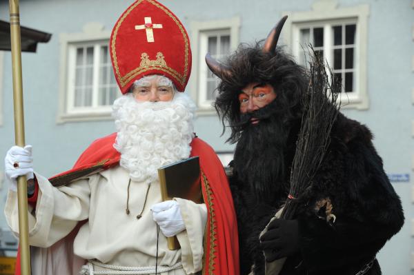 Bild 1 von 13: Theres und Alois haben sich für Christian und Felix als Nikolaus und Krampus verkleidet. Von links: Theresa Brunner (Ursula Erber) und Alois Preissinger (Erich Hallhuber).