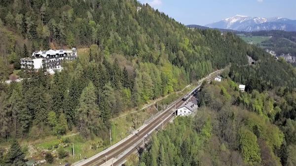 Bild 1 von 13: Luftaufnahme der Semmering-Einfahrt