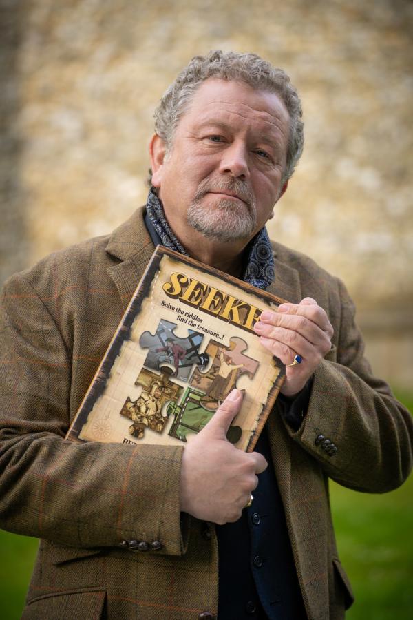 Bild 1 von 7: Will mit einer Neuauflage an die zehn Jahre zurückliegenden Erfolge seines Rätselbuchs anknüpfen: Autor Bertram Jewel (Jon Culshaw). Sein Werk \