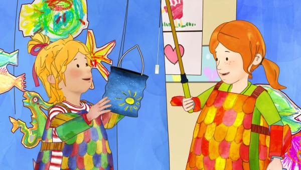 Bild 1 von 4: Conni spielt einen Regenbogenfisch und Anna einen Laternenfisch.