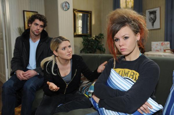 Bild 1 von 24: Paule findet ein Geschenk von Tom, das alte Wunden aufreißt. (v.l.n.r.) Jonas (Roy Peter Link), Anna (Jeanette Biedermann) und Paule (Wanda Worch)