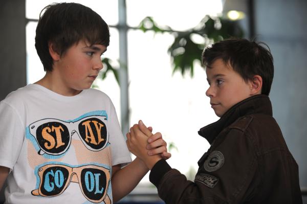 Bild 1 von 4: Christian hat seinem Freund Seppi versprochen, nichts von dem Diebstahl zu sagen. Von links: Christian Preissinger (Marinus Kaffl) und Seppi (Michael Spieß).