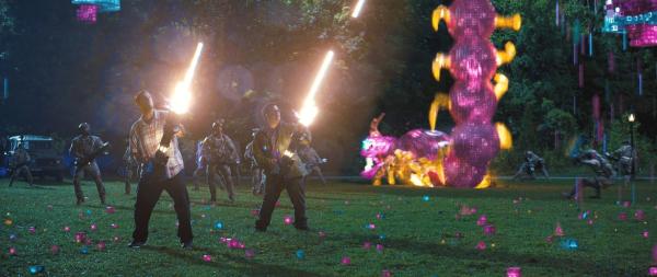 Bild 1 von 14: Sam Brenner (Adam Sandler) and Ludlow (Josh Gad) take on Centipede in Columbia Pictures' PIXELS.