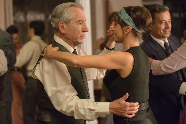 Bild 1 von 6: Don Emilio López (José Sacristán, l.); Ana Rivera (Paula Echevarría, r.)