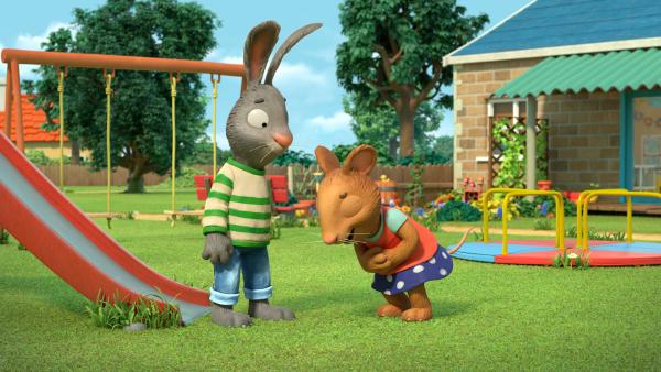 Bild 1 von 3: Posy amüsiert sich königlich über einen Witz, den Pip ihr erzählt hat.