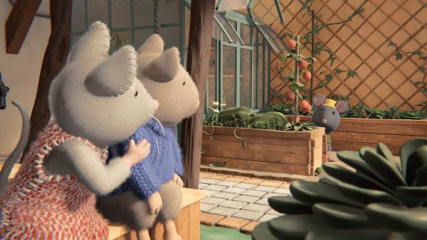 Bild 1 von 2: Julia (l.) und Sam (M.) haben sich vor Tonio (r.) versteckt. Der ist ihnen schon den ganzen Tag auf den Fersen, weil er wissen will, wo ihr Geheimversteck ist.