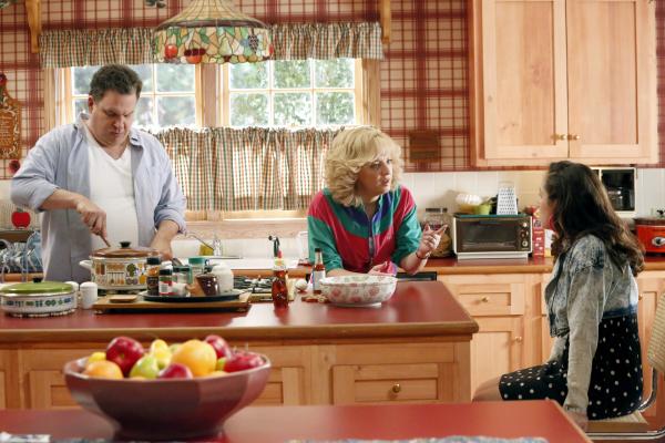 Bild 1 von 10: (v.l.n.r.) Murray Goldberg (Jeff Garlin); Beverly Goldberg (Wendi McLendon-Covey); Erica Goldberg (Hayley Orrantia)