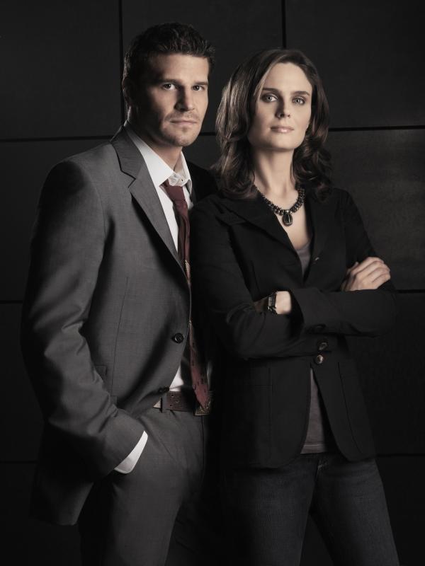 Bild 1 von 13: Booth (David Boreanaz, l.); Dr. Brennan (Emily Deschanel, r.)