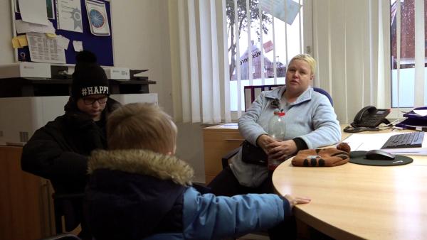 Bild 1 von 2: Heute ist ein bedeutender Tag für Sandras Familie. Sie sind nach Aurich gereist, denn hier kann Tino heute mit dem Notar den Kaufvertrag für das Haus unterschreiben.