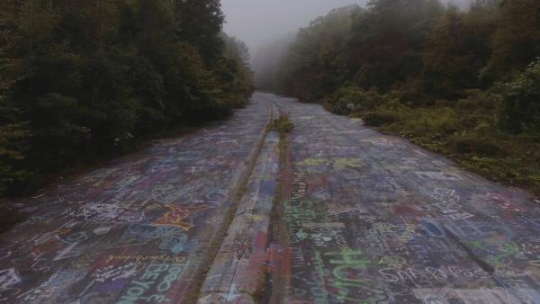 Bild 1 von 3: Die leeren Straßen von Centralia in Pennsylvania dienen heute nur noch als Flächen für Graffiti-Botschaften. Grund für die Unbewohnbarkeit der einstigen Musterstadt: Seit Jahrzehnten brennt der Kohleflöz unter dem Stadtgebiet.