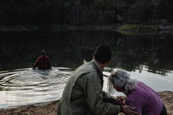Bild 1 von 5: Niklas (Julius Fleischanderl, M.) und Ester (Maja Johanna Englander, r.) können nur noch zuschauen, wie Lisa (Astrid Morberg, l.) in den See hinein geht.