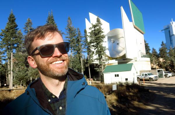 Bild 1 von 4: Der Astronom Dan Marrone mit dem Submillimeter Telescope (SMT) in Mount Graham, Arizona. Das SMT war eines der Teleskope, die 2017 die ersten Bilder eines schwarzen Lochs aufnahmen.
