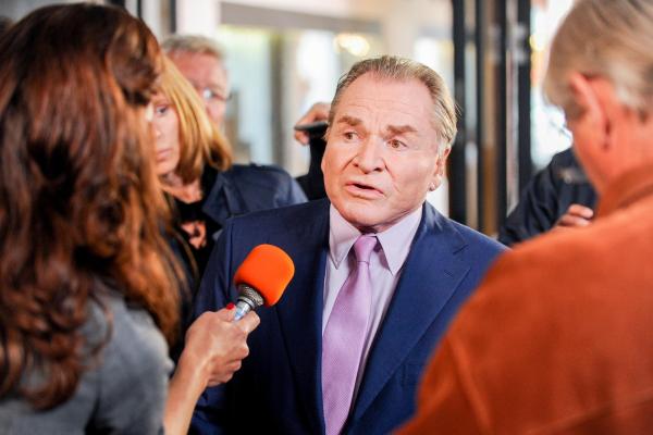 Bild 1 von 9: Im Bild: Frau Lüders Mann wurde entführt. Die Presse reißt sich um Neuigkeiten. Wöller (Fritz Wepper) wie immer mit Blackout angesichts einer Kamera
