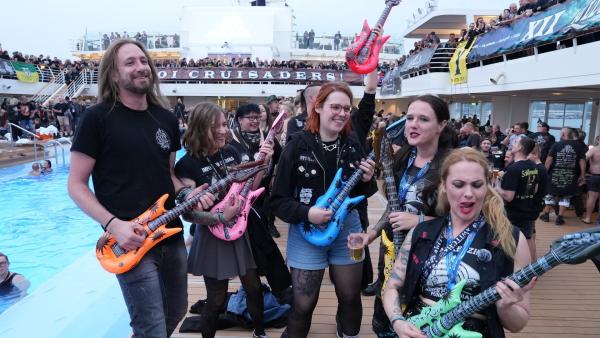 Bild 1 von 5: Heavy Metal Fans auf Kreuzfahrt