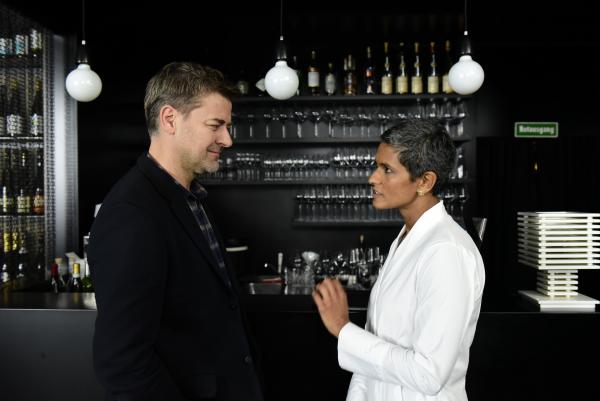 Bild 1 von 15: Harald Neuhauser (Marcus Mittermeier) befragt die Mitarbeiterin des Opfers, Sandra Carlsen (Sabrina Khalil). Weiß sie etwas über den Mord?