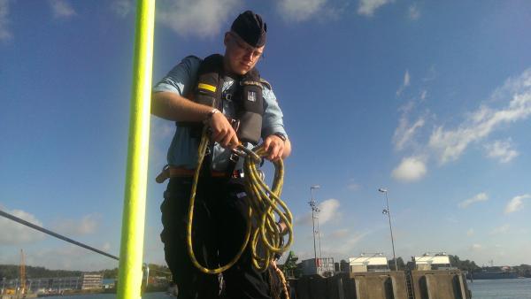 Bild 1 von 2: Hier muss jeder Handgriff sitzen: Die Soldaten bereiten die Durchquerung des schwerbefahrbaren Nord-Ostsee-Kanals vor.