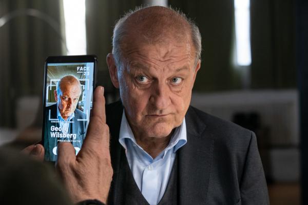 Bild 1 von 15: Selbst über Offliner Georg Wilsberg (Leonard Lansink) findet die App FACE23 einige wenige Treffer im Netz. Dadurch erscheint Wilsberg wie ein ganz krummer Hund.