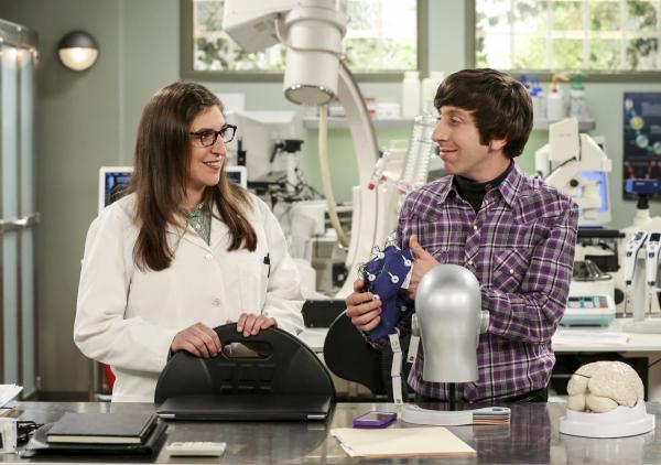 Bild 1 von 18: Ein neues Wissenschaftsprojekt führt Amy (Mayim Bialik, l.) und Howard (Simon Helberg, r.) beruflich enger zusammen - was nicht jedem gefällt ...