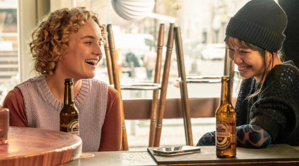 Bild 1 von 25: Freundin Mai Ninh Phan (Nhung Hong, re.) ist Lisas (Luise von Finckh, li.) erste Anlaufstelle.